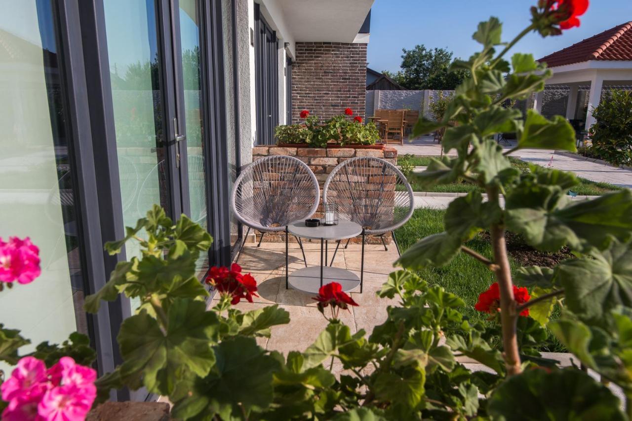 Boutique 23 Otel Douăzeci şi Trei August Dış mekan fotoğraf