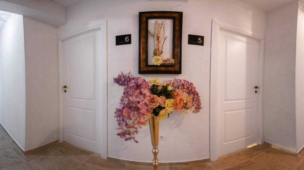 Boutique 23 Otel Douăzeci şi Trei August Dış mekan fotoğraf