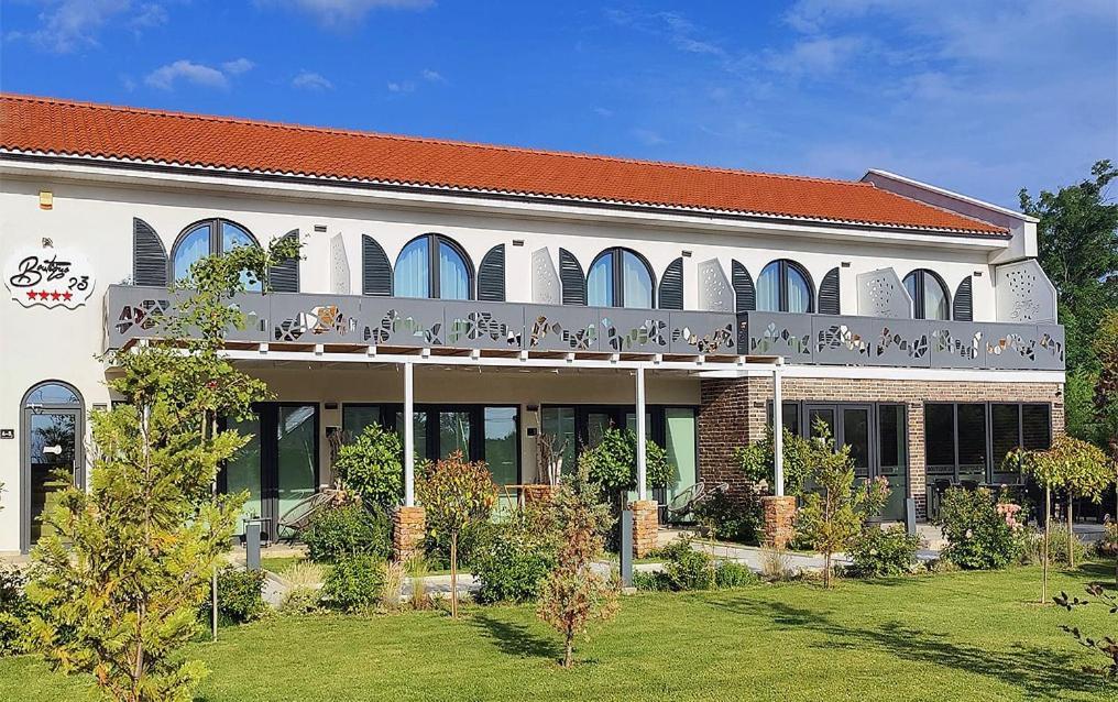 Boutique 23 Otel Douăzeci şi Trei August Dış mekan fotoğraf