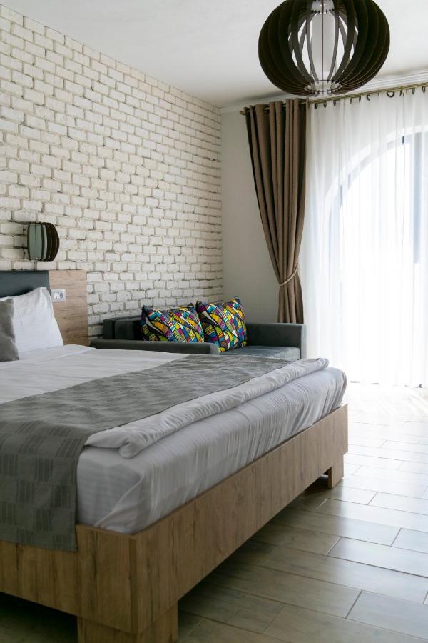 Boutique 23 Otel Douăzeci şi Trei August Dış mekan fotoğraf