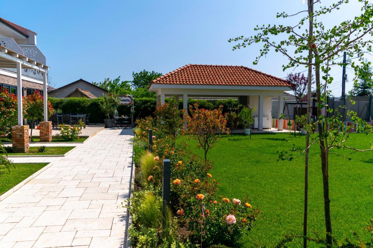 Boutique 23 Otel Douăzeci şi Trei August Dış mekan fotoğraf
