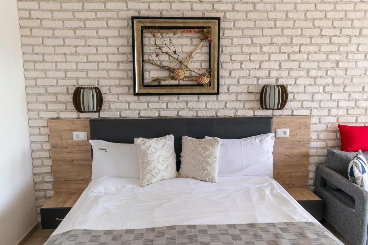 Boutique 23 Otel Douăzeci şi Trei August Dış mekan fotoğraf